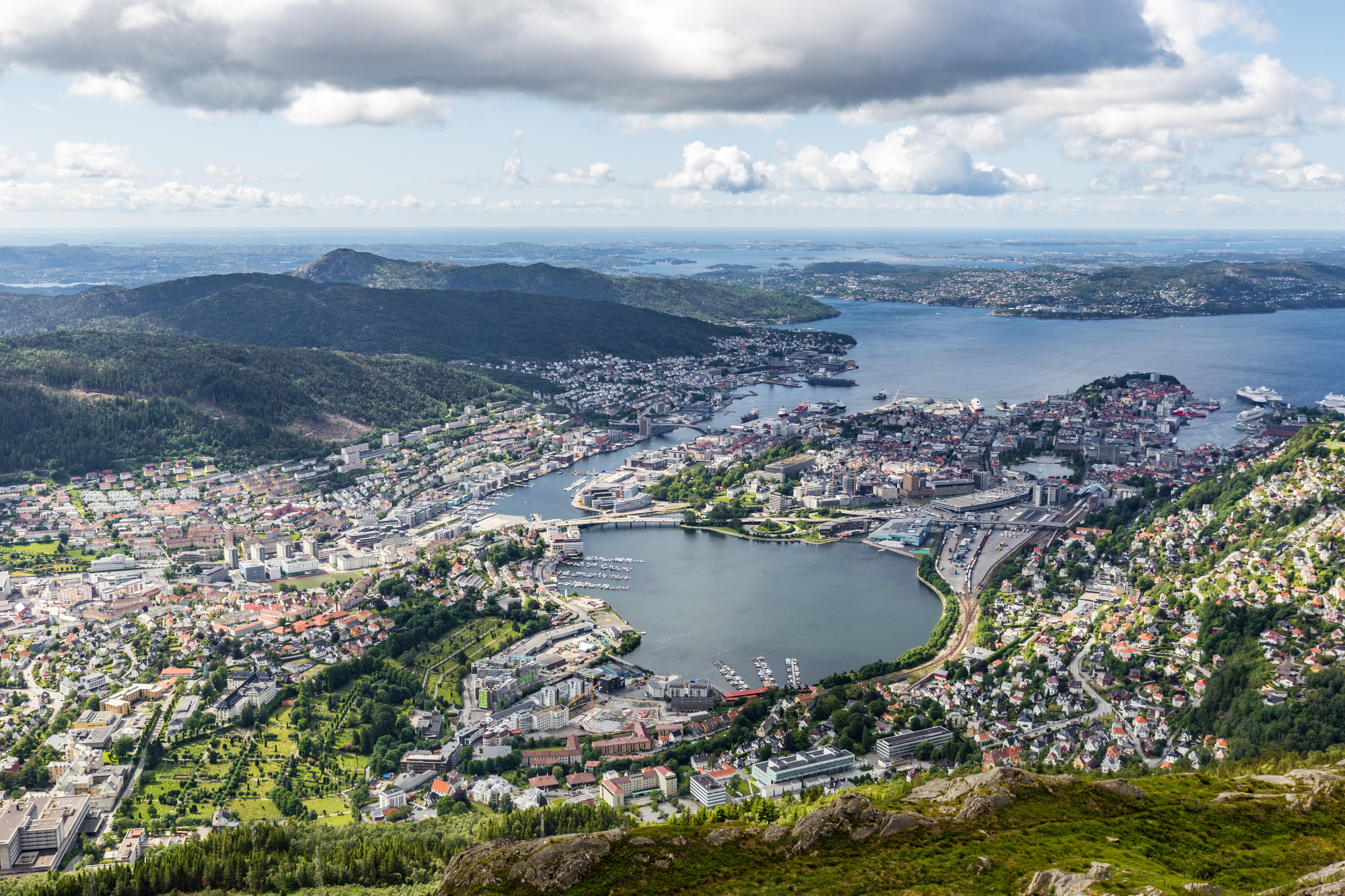 Utsikt fra Ulriken i Bergen mot Askøy fra Brandt Bads kontaktside.