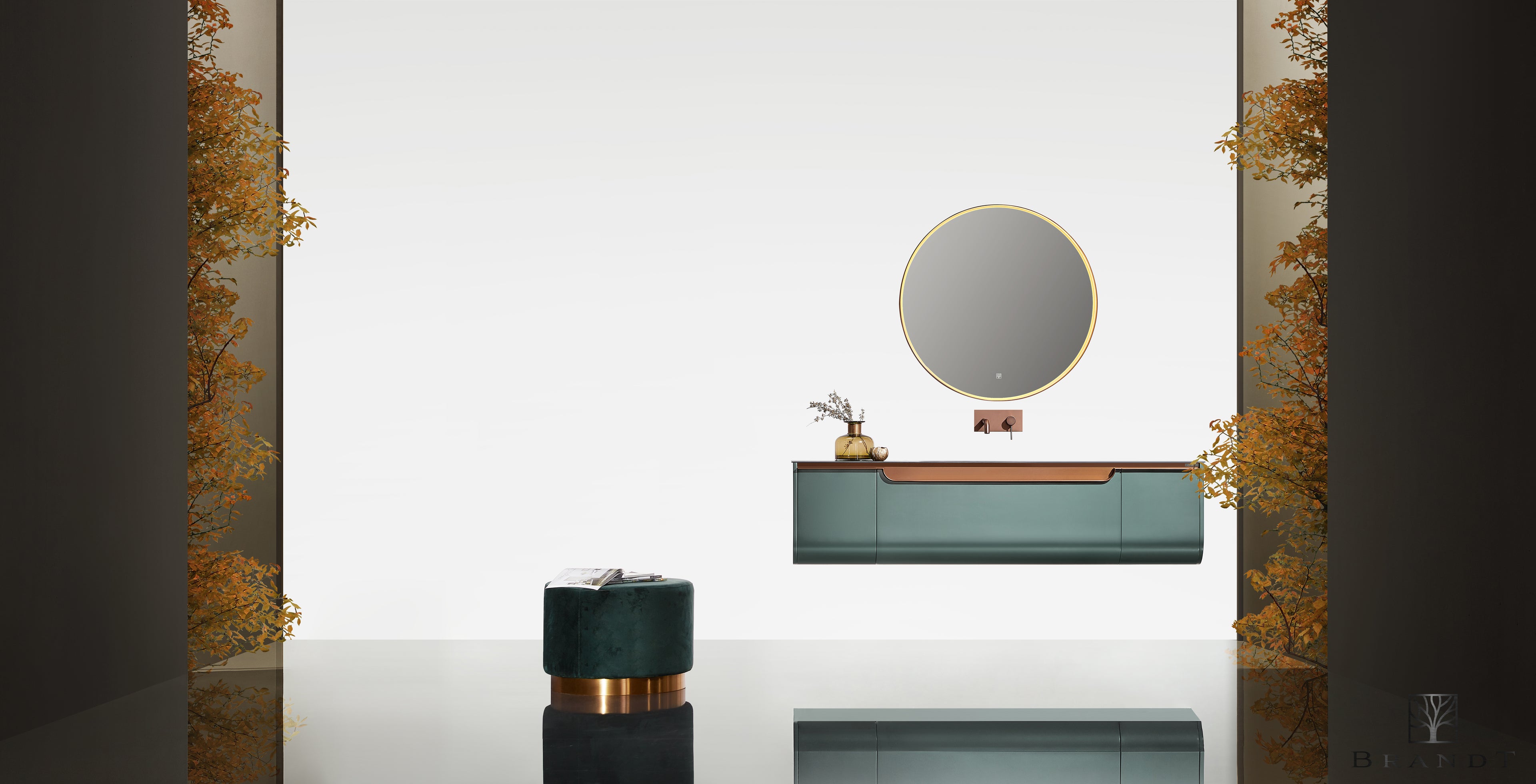 Vegghengt design baderomsmøbel i grønn metallic og detaljer i kobber. Sittepall i grønn velour og stort rundt speil med LED.belysning.