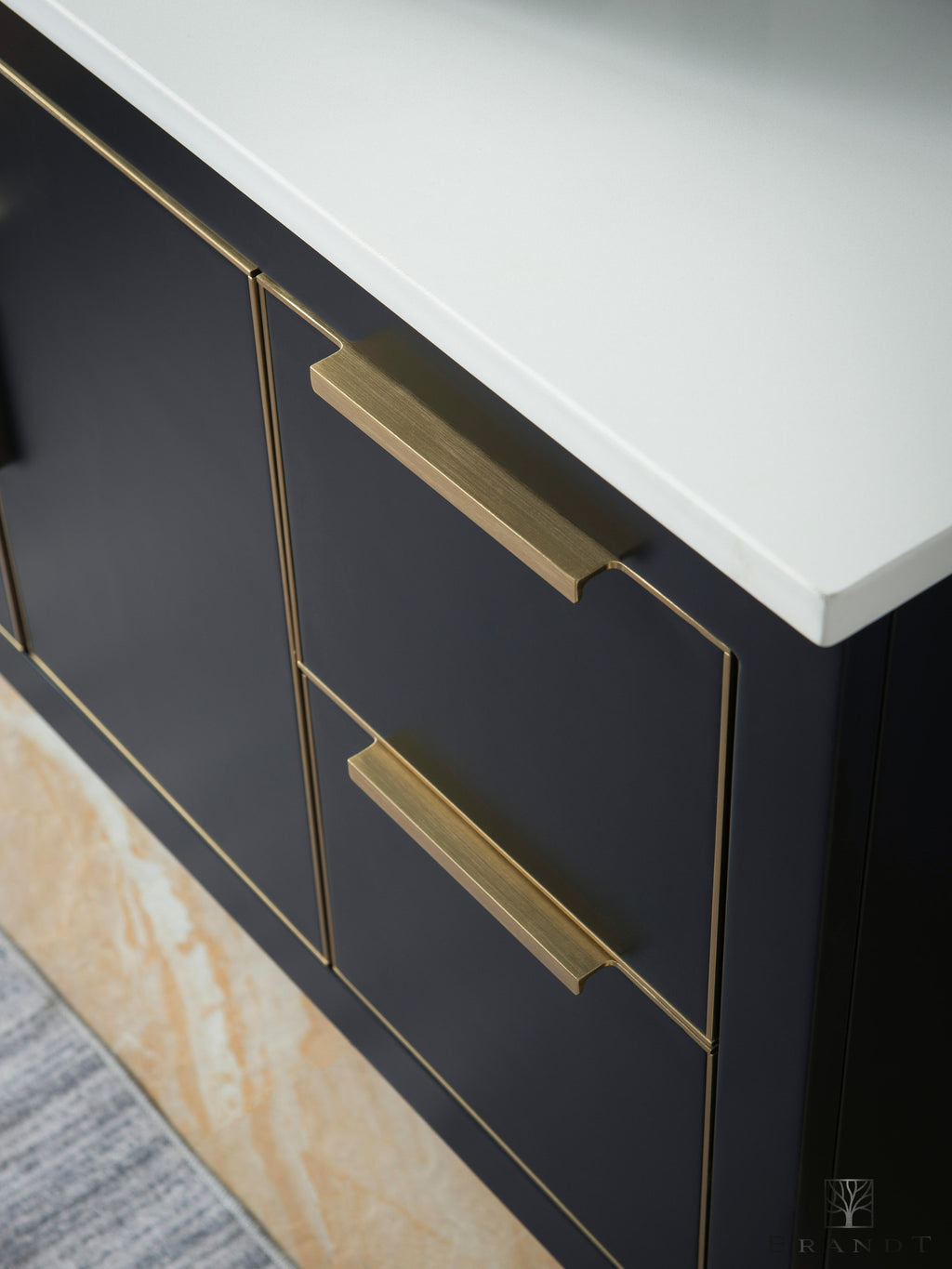 Hjørne på Benkeplate i Hvit Quartz Kompositt på Moderne Vegghengt Servantskap i Heltre fra Brandt Bad med omramming, håndtak og detaljer i Messing.