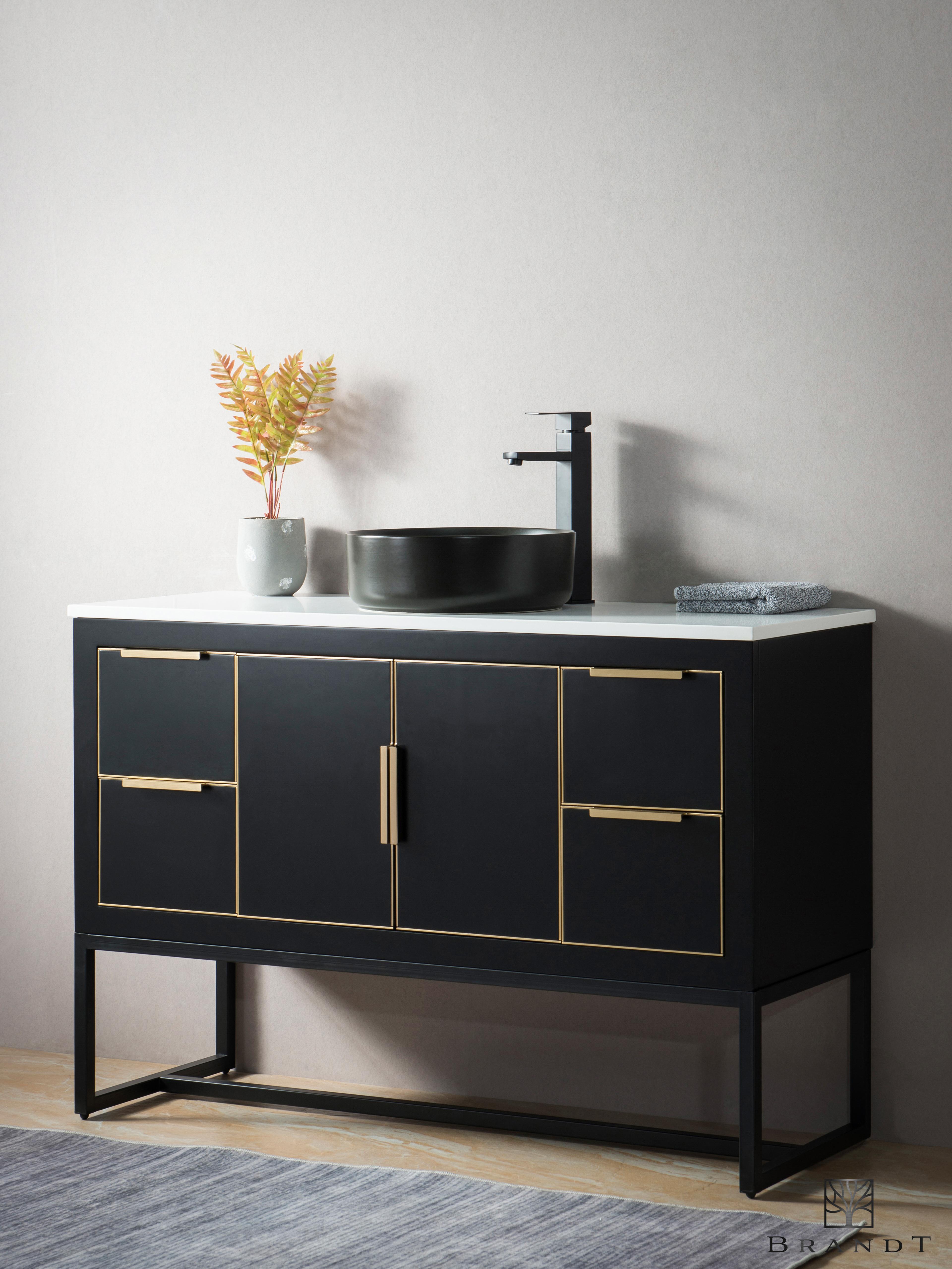 Moderne 120 cm Sort Gulvstående Baderomsmøbel fra Brandt Bad sett skrått forfra. Rammebein i Sort Metall. Benkeplate i Hvit Quartz Kompositt med Sort Bollevask.