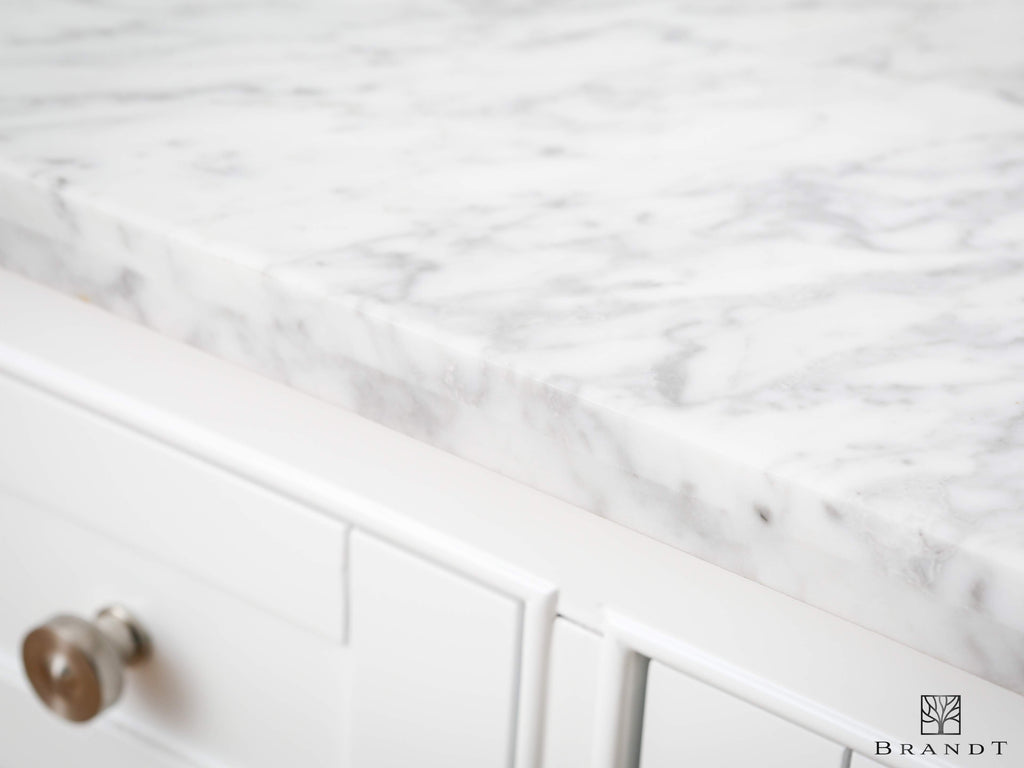 Nærbilde på Benkeplate i Ekte Carrara Marmor på Klassisk Hvitt Servantskap i Heltre fra Brandt Bad.