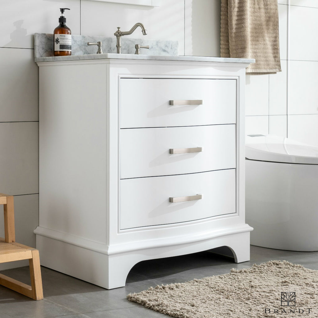 Gulvstående Heltre Servantskap i Klassisk Hvit fra Brandt Bad med Buede Fronter og benkeplate i Carrara Marmor sett skrått forfra.